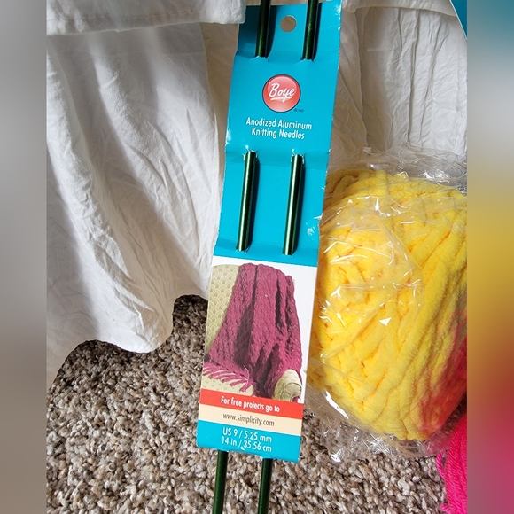 Knitting needles and yarn - Picture 2 of 8